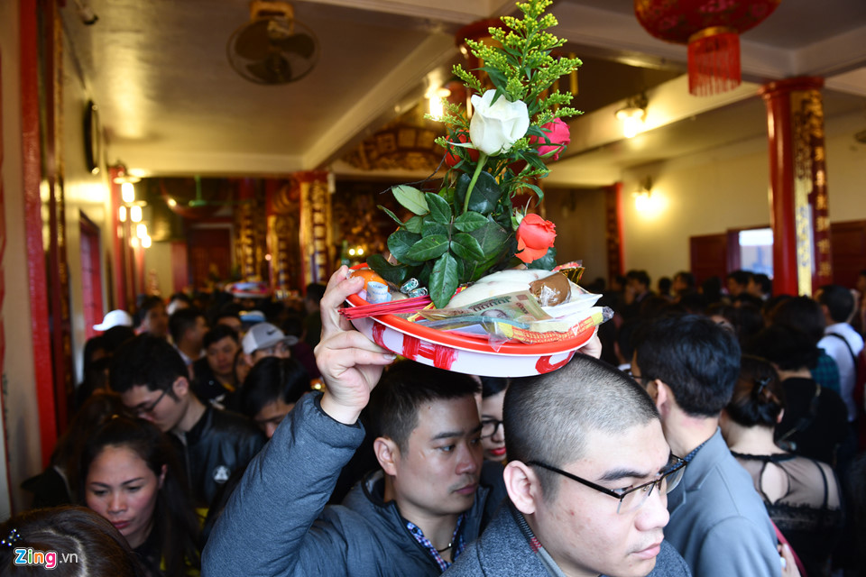 Dân công sở chật cứng phủ Tây Hồ ngày đầu đi làm